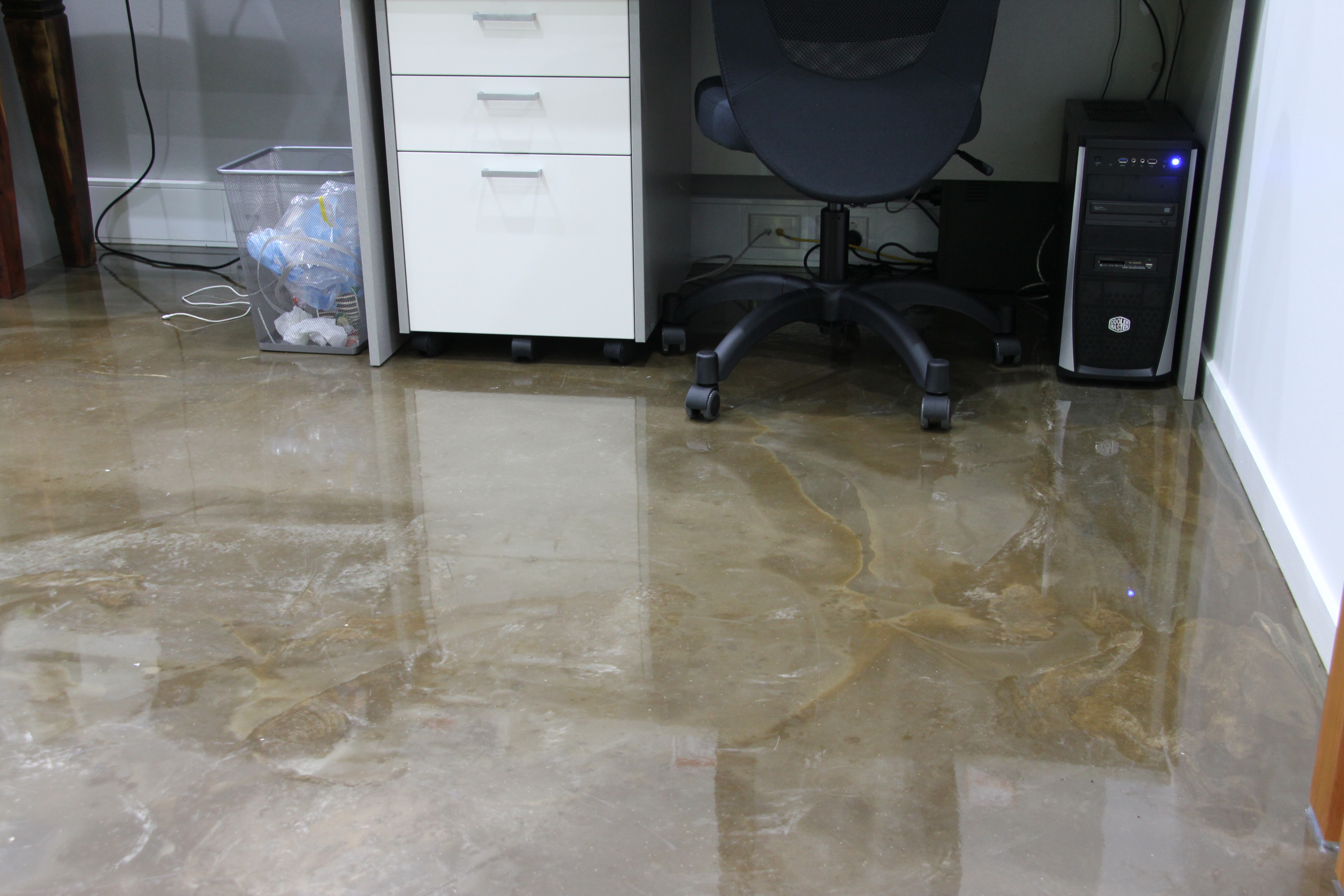 One of the desks in the office sitting on top of the decorative epoxy floor.