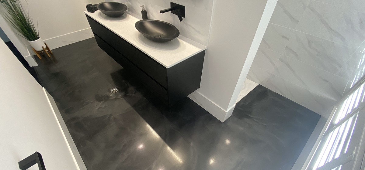 A stunning modern, seamless epoxy finish in the bathroom of a Brisbane City apartment.