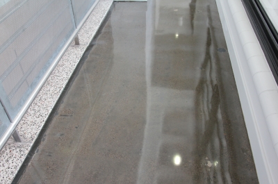 A close up of the polished concrete floor showing how epoxy resin is used to create the polished concrete look.