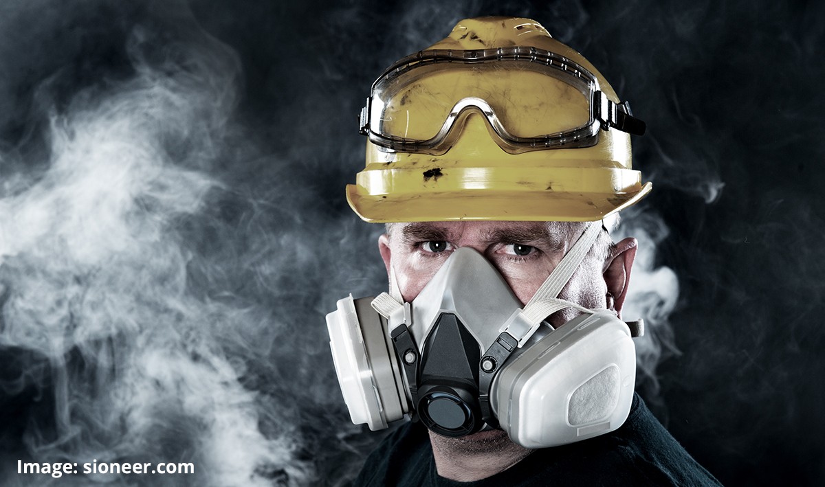 A construction worker wearing PPE to protect himself against the risk of respirable crystalline silica.