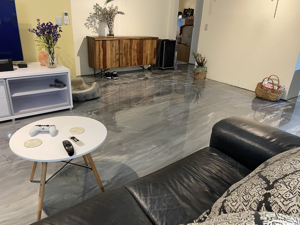 A tungsten grey floor with long, marbling streaks was created in this residential living room with Artepoxy Liquid Crystal.