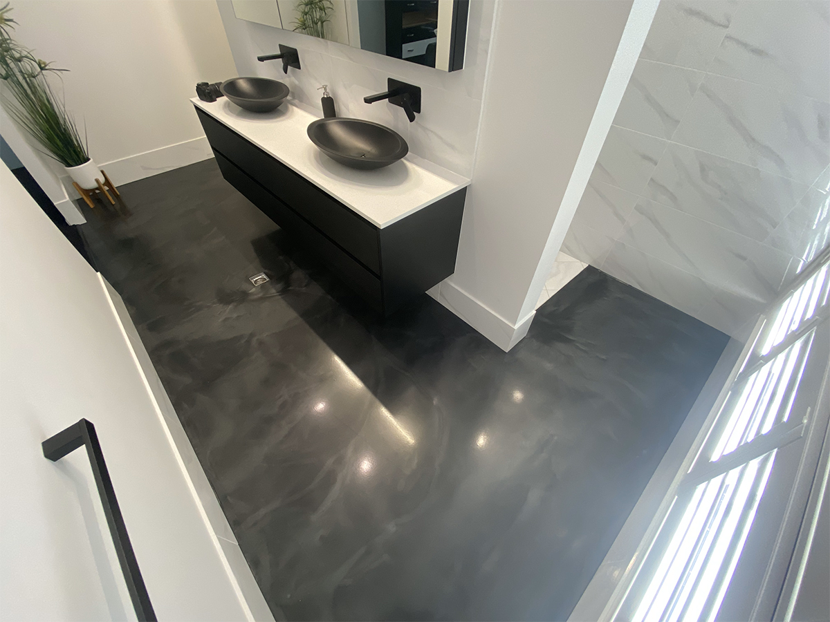 A stylish charcoal metallic floor with silver marbling was created with Artepoxy Liquid Crystal to help modernise a residential bathroom.